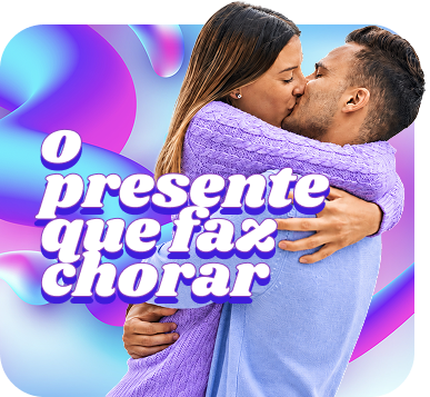 Casal se beijando, emocionado